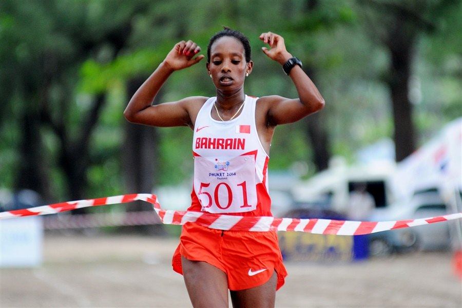 Bahraini cross country runner Tajitu Chalchissa breasts the tape to win gold ©Phuket 2014