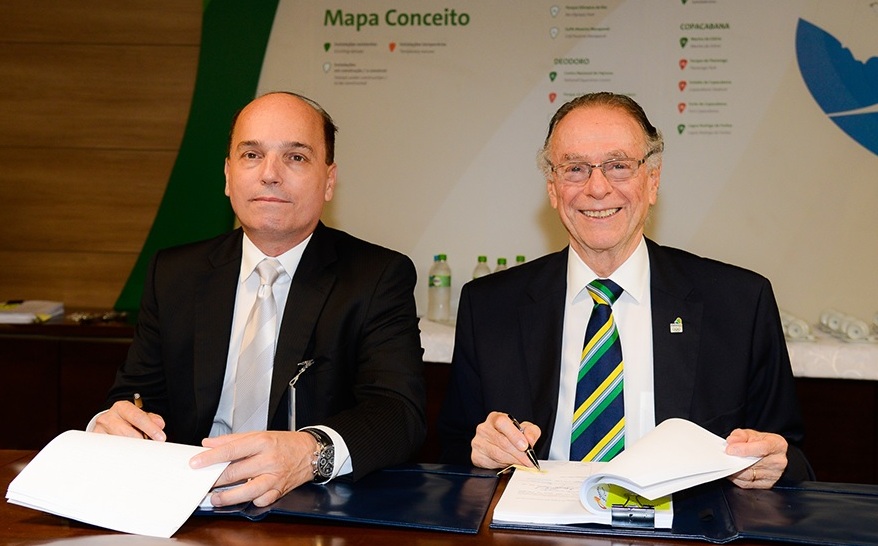 Brazil Mint Prsident Francisco Franco and Carlos Nuzman, head of Rio 2016, sign the deal for the Government-owned company to produce all the medals for the next Olympics and Paralympics ©CMB