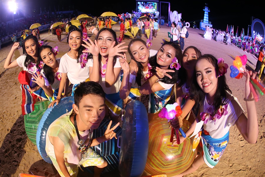 Dancers pose following the end of the Closing Ceremony ©Phuket 2014