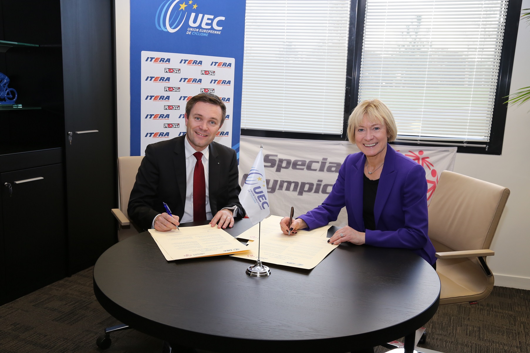 David Lappartient (left), President of the UEC, and Mary Davis (right), regional President of SOEE, at the signing ©UEC
