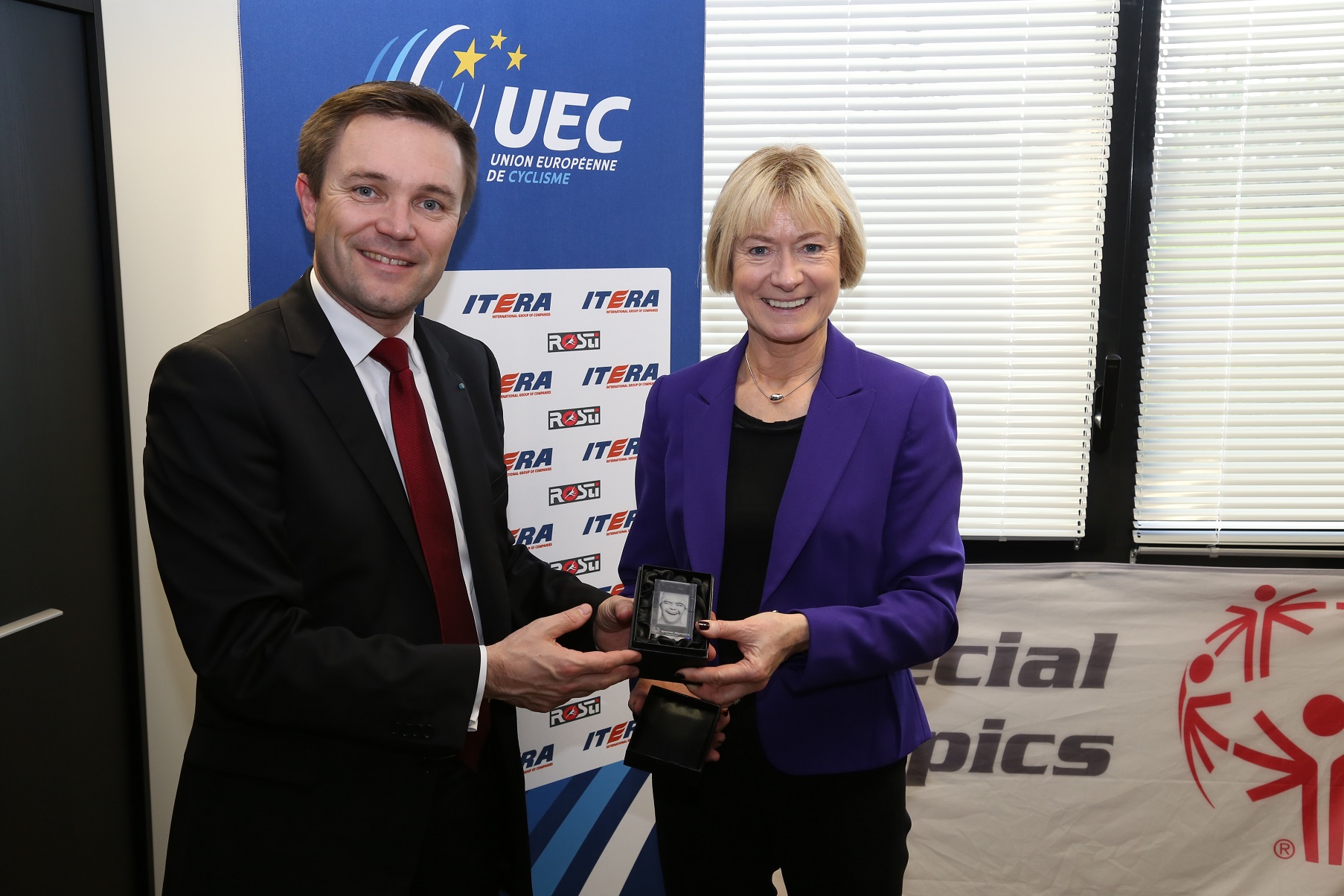 David Lappartient (left), President of the UEC, and Mary Davis (right), regional President of SOEE, commemorate the agreement ©UEC