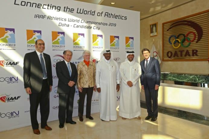 The IAAF Evaluation Commission pose with Qatari officials during their visit to inspect Doha's 2019 World Championships bid ©ITG