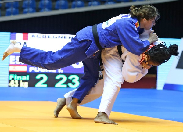 France's Clarisse Agbegnenou (in white) was dominant in the women's under 63kg category ©IJF
