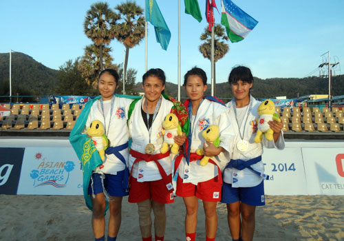 Gulbadam Babamuratova (second left) celebrates winning the first gold medal of Phuket 2014 ©OCA