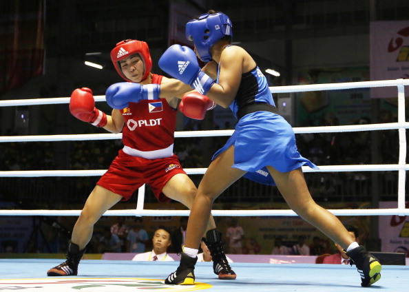 Josie Gabuco (red) took an early exit from the Women's World Boxing Championships with defeat in the 48kg division ©Getty Images