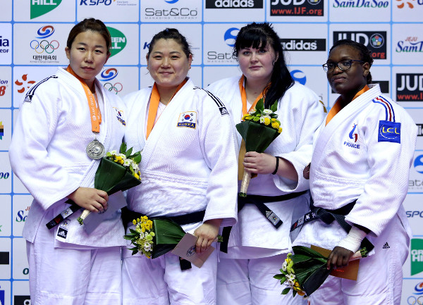 Kim Jiyoun (second left) celebrates her women's heavyweight victory on another hugely successful day for South Korea ©IJF