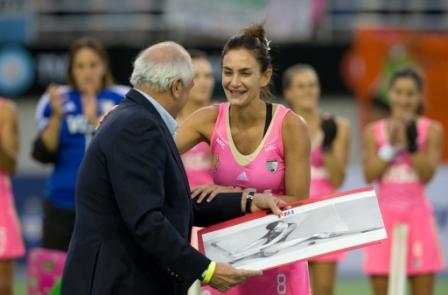 Luciana Aymar receives a gift from FIH President President Leandro Negre prior to the opening match in Argentina ©FIH