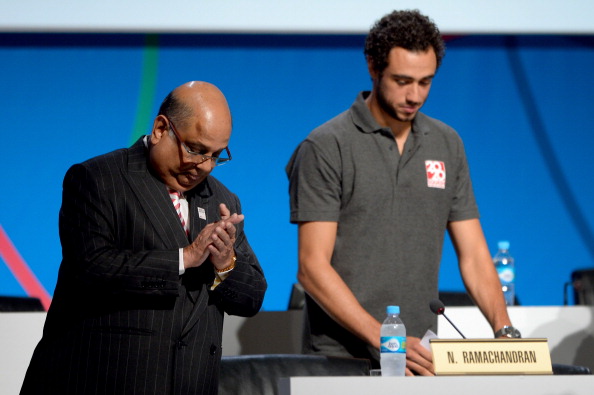 Narayana Ramachandran, pictured with squash champion Ramy Ashour during the sport's unsuccessful bid to be added to the 2020 Olympic programme, has spoken positively about a move towards equal prize money in the sport ©Getty Images