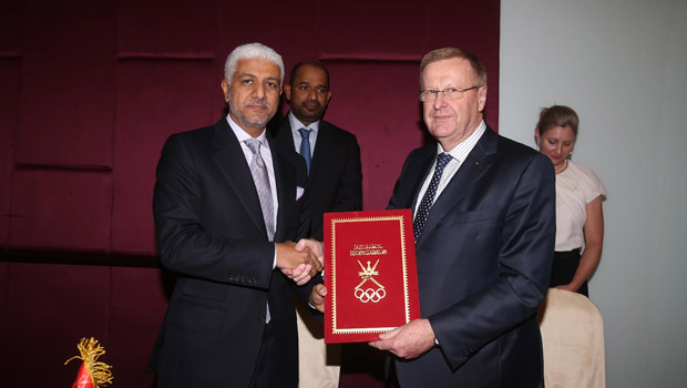 Oman Olympic Committee chairman Sheikh Khalid Al Zubair (left) and his Australian counterpart John Coates exhange the documents after signing a MoU in Bangkok  ©Oman Olympic Committee