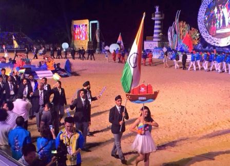 Squash player Harinder Sandhu carried the Indian flag at the Opening Ceremony ©Twitter