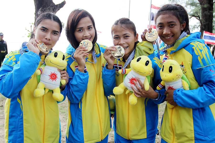 Thailand celebrate their 4x60m relay success in beach athletics ©Phuket 2014