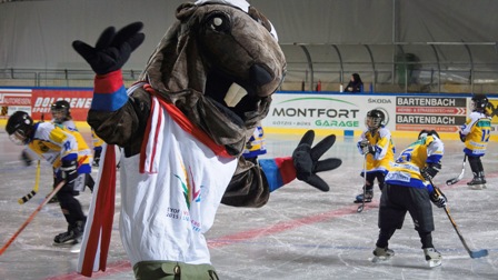 The European Youth Olympic Festival mascot, Alpy the marmot, joins in the training session ©EYOF2015