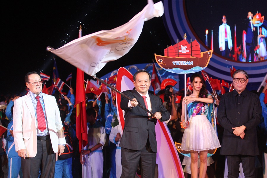 The Olympic Council of Asia Flag is passed to Le Khanh Hai, Vietnamese Deputy Minister of Culture, Sports and Tourism ©Phuket 2014