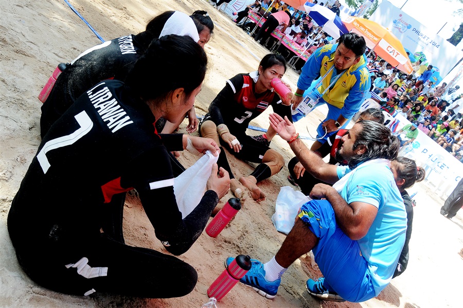 The Thailand coach talks tactics in the kabaddi semi-final ©Getty Images