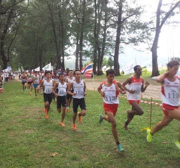 The early stages of the men's cross country race before they progressed onto the sand ©ITG