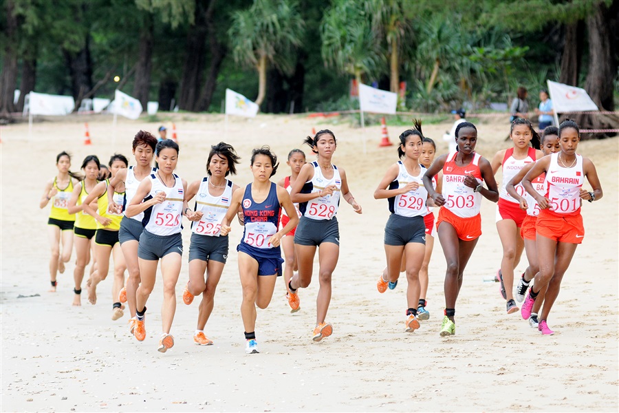 The leading pack on the sand in the early stages of the women's beach cross country race ©Phuket 2014