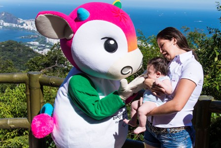 Tourists were given the opportunity to play with the mascots ©Rio 2016