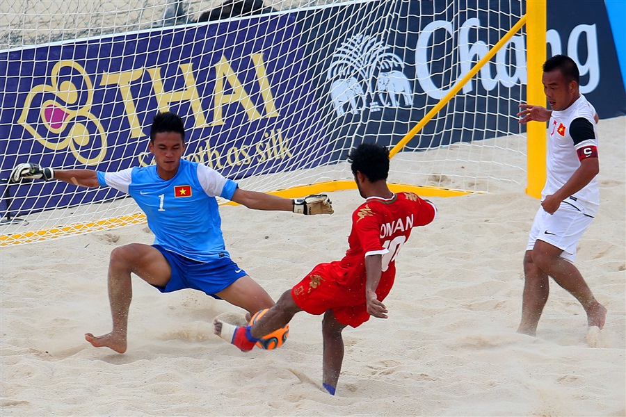 Vietnam edged out Oman in a fiercely contested beach soccer semi-final ©Phuket 2014