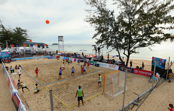 Vietnam face Hong Kong in beach handball on Karon Beach ©Phuket 2014