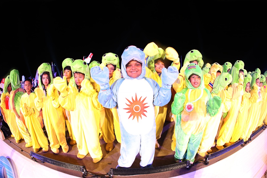 Young turtle mascots added to the nautical feel of the Closing Ceremony ©Phuket 2014