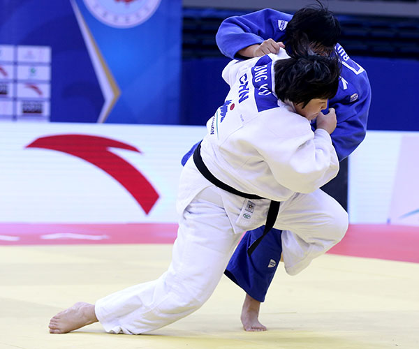 Yu Song had the crowd on their feet in the women's over 78kg contest as she got the better of compatriot Wang Rui ©IJF