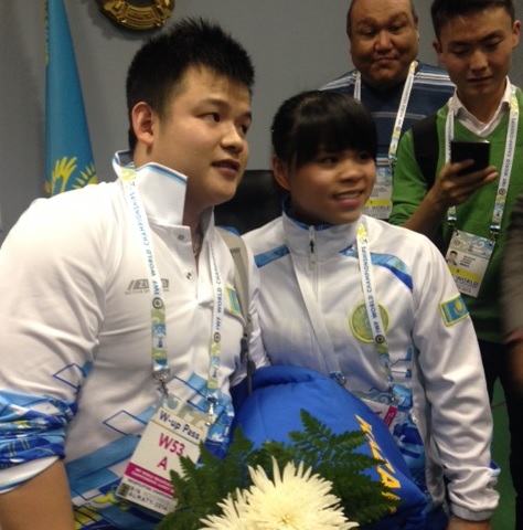 Zulfiya Chinshanlo (right) thanked her husband Ly Yongqing (left) for his support ©Kyzgaldak Yepekova