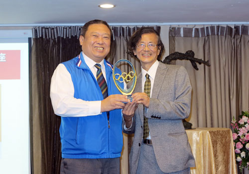 Chinese Taipei Olympic Committee President Hong-Dow Lin (left) awarded Professor Pu Hao-Ming the 2014 IOC Trophy of “Sport and Art” ©Chinese Taipei Olympic Committee