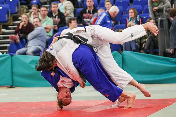 Alice Schlesinger (blue) beat Amy Livesey S.K.K to win gold at the British Judo Championships on Sunday ©Mike Varey/BJA