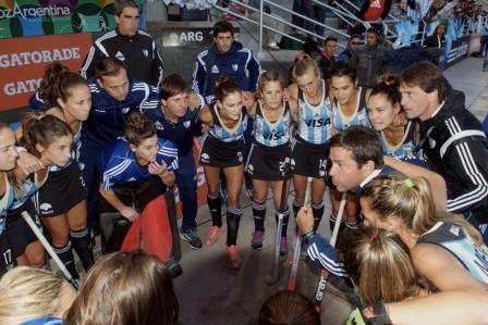 Argentina top Pool A after a dominant win over England ©FIH
