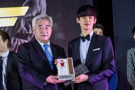 Daehoon Lee (right) receives his award from WTF President Chungwon Choue (left) ©WTF