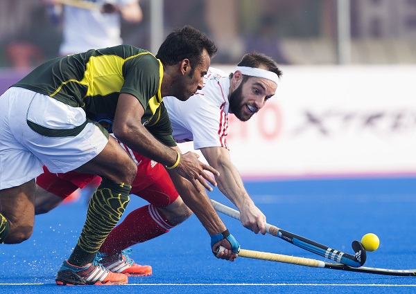 England overcame Pakistan 8-2 thanks to goals from the likes of Nick Catlin ©World Sport Pics