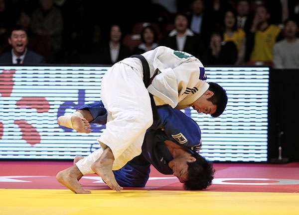 Gwak Dong Han defeated Daiki Nishiyama for the under 90kg gold medal ©IJF