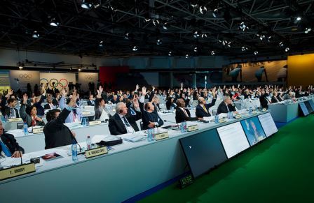 IOC members raise their hands to support the recommendations ©IOC