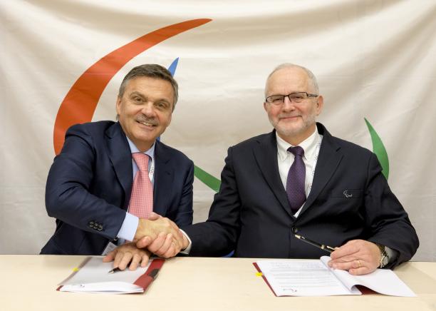 An MoU has been signed between the International Paralympic Committee and the International Ice Hockey Federation ©IOC