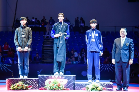 Iran's Farzan Ashour Zadeh Fallah (centre, left) claimed a 12-point gap victory against South Korea's Taemoon Cha (left) in the under 58kg category final ©WTF