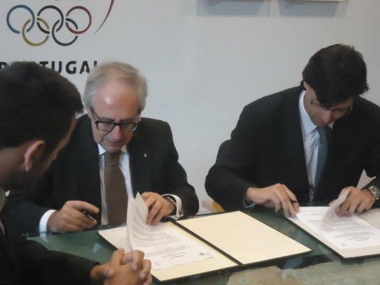 José Manuel Constantino (left), President of the COP, and Jorge Máximo (right), Lisbon city councillor for sports, sign the agreement ©COP