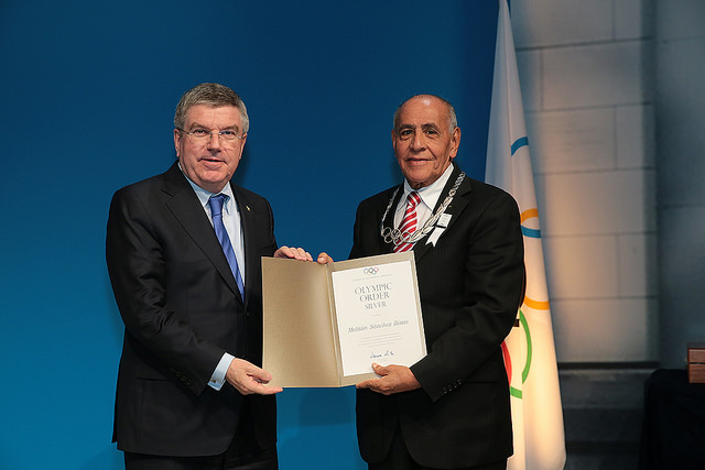 Melitón Sanchez Rivas is handed the Olympic Order by Thomas Bach ©Getty Images