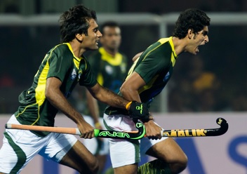 Pakistan celebrate a goal during their narrow victory over arch-rivals India ©FIH/Koen Suyk