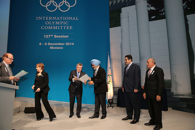 Randhir Singh receives his Olympic Order from Thomas Bach ©Getty Images