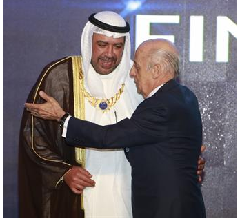  Sheikh Ahmad Fahad Al-Sabah is congratulated on receiving his special award from FINA President Julio César Maglione ©FINA
