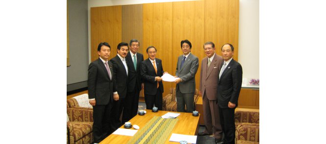 Six officials visited the Prime Minister's official residence in order to meet Shinzo Abe ©WKF