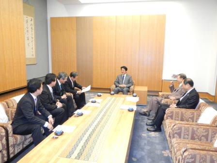 The officials discussed the state of the sport with Prime Minister Abe ©WKF