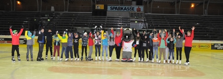 The students took part in a training session run by experienced coaches from Dornbirn Ice Skating Club ©EYOF2015