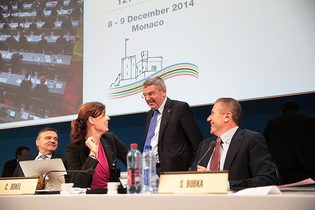 Thomas Bach speaks to IOC Executive Board members Claudia Bokel and Segey Bubka ©IOC