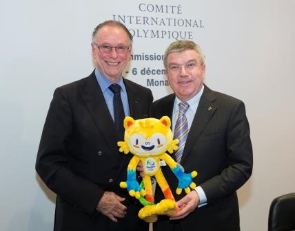 IOC President Thomas Bach and Rio 2016 chief Carlos Nuzman pose with the Rio 2016 mascot following the Executive Board meeting today ©IOC/Ian Jones