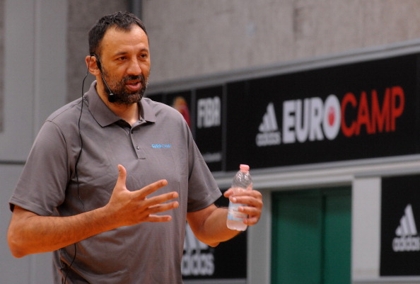 Vlade Divac, the President of the Olympic Committee of Serbia, hit the "Big Shot Jackpot" to raise $90,000 for charity ©Getty Images 