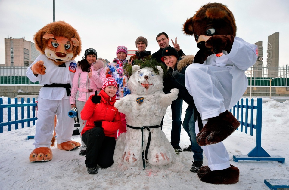 Volunteers for the 2015 World Taekwondo Championships won the snow contest with their recreation of the bear mascot ©World Taekwondo 2015