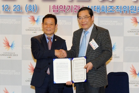 Yoon Jang-hyun (left), Gwangju 2015 President, and Taek-Rim Yoon (right), Chonnam National University Hospital director, at the signing of the agreement ©Gwangju 2015