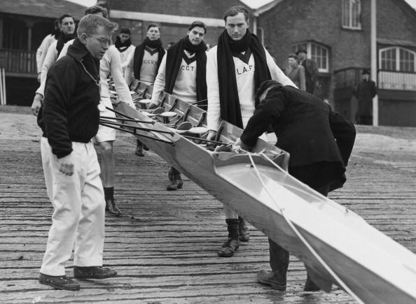 Christopher Davidge and his Oxford University crew-mates prepare to launch in the 1951 Boat Race, where they sank in rough water ©Popperfoto/Getty Images