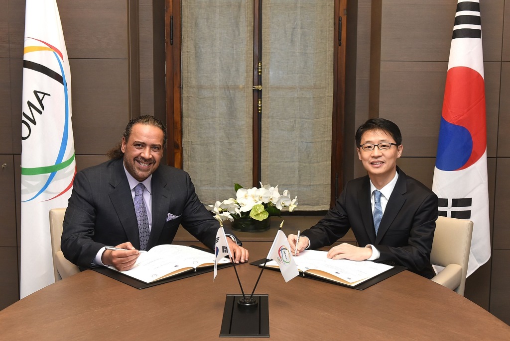 ANOC President Sheikh Ahmad signed an agreement with Joon-ho Kang, director and professor of the Dream Together Master Programme at Seoul National University  ©ANOC